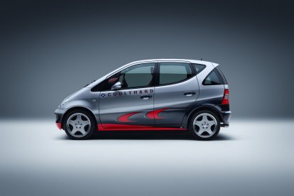 Mercedes-Benz A 160 F1 Edition „Coulthard“ der Baureihe 168. Limitiertes Sondermodell aus dem Jahr 1998. Studioaufnahme von links aus dem Jahr 2025. 

Mercedes-Benz A 160 F1 Edition “Coulthard” from the 168 series. Limited special edition model from 1998. Studio shot from the left, taken in 2025.