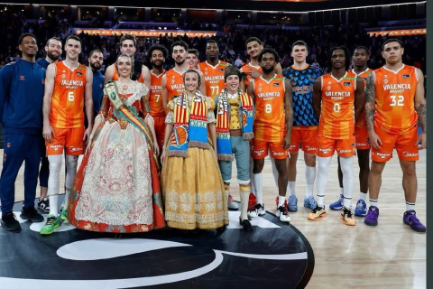La Falla Convento Jerusalén con las falleras mayores, nietas de Juan Roig, en el Valencia Basket