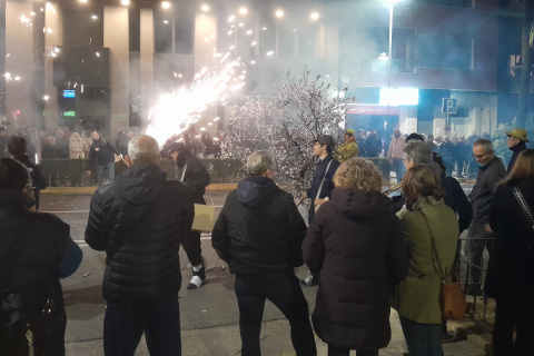 Los clavarios de la Cofradía de la Virgen del Rosario protagonizaron l'Entrada de la Flor la noche del comingo.
