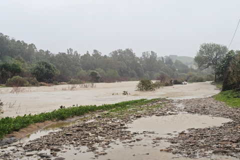 Imagen de la crecida del río Hozgarganta a su paso por la localidad gaditana de Jimena de la Frontera.
