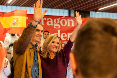 Pedro Sánchez y Pilar Alegría durante un mitin de campaña electoral del PSOE en Teruel.