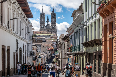 Quito, historia viva bajo la mirada neogótica de la Basílica del Voto Nacional