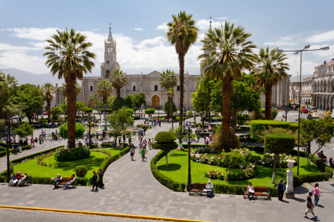 Arequipa, monumentalidad y vida cotidiana en su Plaza de Armas
