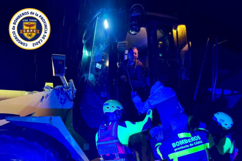 Bomberos en el rescate de una familia en Chiclana.
