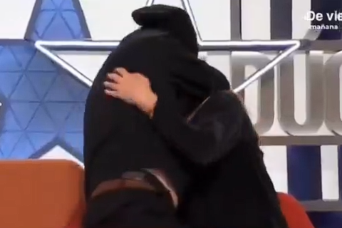 Beso entre Belén Ro y Carlos Lozano