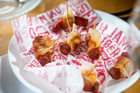 Bocados crujientes de chistorra con patata: la receta de José Andrés que triunfa como aperitivo en cualquier celebración