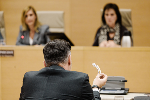 Gabriel Rufián con la cuerda en la mano que hizo llorar a la exconsellera de Justicia e Interior de la Generalitat Valenciana, Salomé Pradas.
