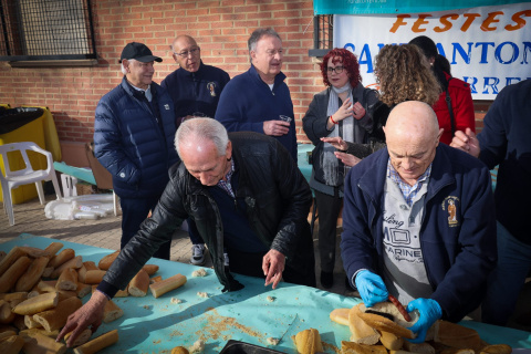 Los festeros repartieron 2.500 bocadillos de embutido.
