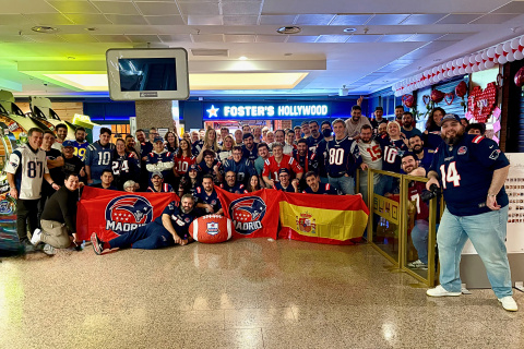 Más de 200 aficionados se juntaron para ver la Super Bowl