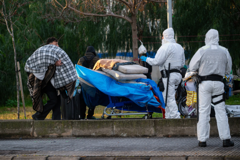 Varios agentes de la Guardia Urbana durante el desalojo del asentamiento de Zona Franca de Barcelona.