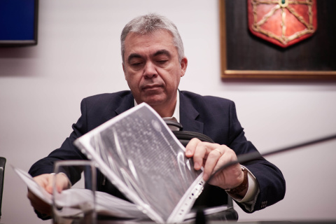 El exsecretario de organización del PSOE Santos Cerdán comparece en la Comisión de Investigación sobre adjudicaciones públicas del Parlamento de Navarra.