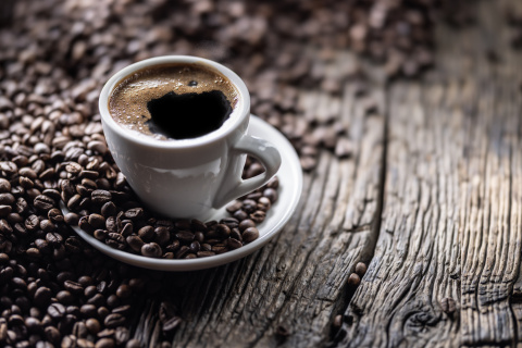 El café con cafeína, consumido de forma moderada, se asocia con un envejecimiento más saludable en mujeres, según datos analizados por Harvard.