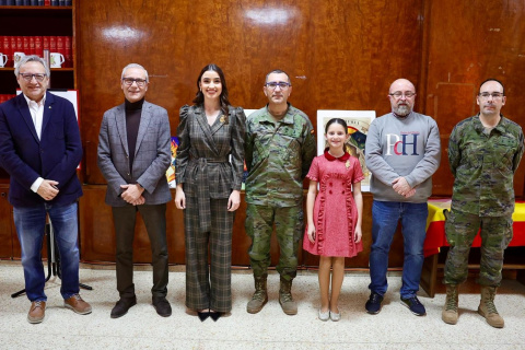 Las Falleras Mayores de Valencia, Carmen Prades y Marta Mercader, acompañaron al artista fallero, a las autoridades militares del acuartelamiento y a los responsables municipales en el evento.
