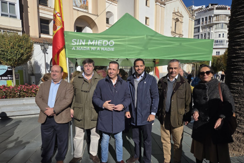 El secretario general de Vox, Ignacio Garriga, junto al candidato del partido en Extremadura, Óscar Fernández.