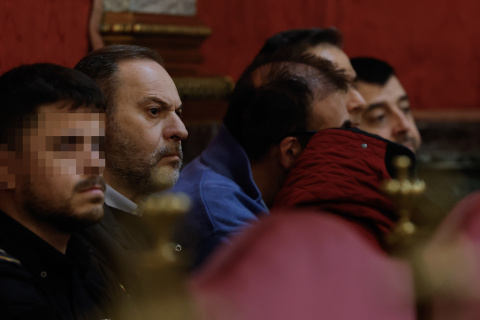 Ábalos junto a Koldo (tapándose con el abrigo) en el banquillo de los acusados en el Tribunal Supremo.