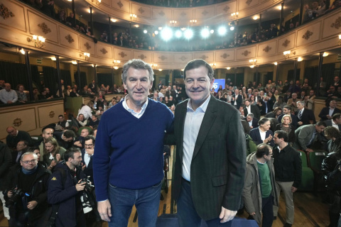 El líder del PP, Alberto Núñez Feijóo, junto al presidente de Castilla y León, Alfonso Fernández Mañueco, en la presentación de su candidatura para el 15M.
