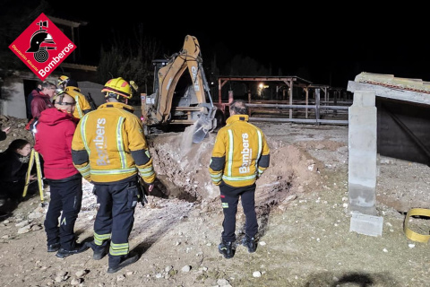 Los bomberos tuveron que ampliar la entrada del pozo con una retroexcavadora.