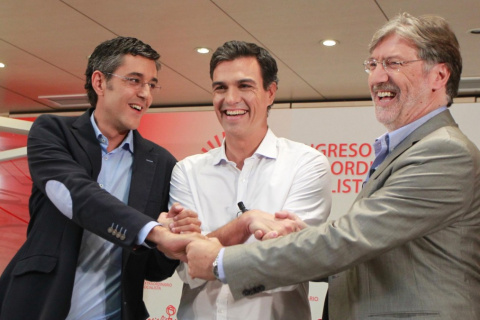 Pedro Sánchez, Eduardo Madina y José Antonio Pérez Tapias posan durante un debate entre los candidatos a secretario general, en 2014.