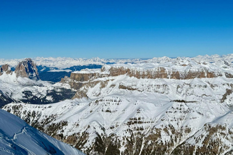Desde la cima de la Marmolada se entiende el dominio de Dolomitas.