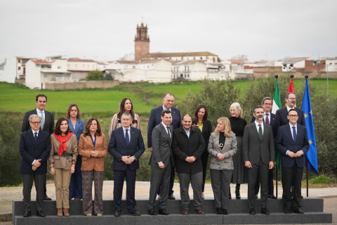 El presidente de la Junta de Andalucía, Juanma Moreno, preside la foto de familia previa a la reunión semanal del Consejo de Gobierno celebrado en Adamuz, con su alcalde, Rafael Moreno.