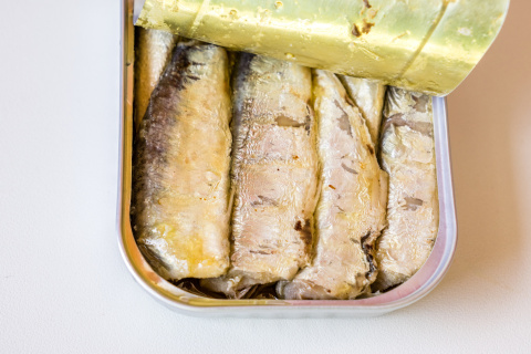 Sardinas en aceite: una conserva versátil que funciona sola sobre pan tostado o como base para ensaladas y platos rápidos.