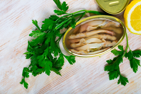 Las navajas en conserva aportan elegancia inmediata a la mesa con un simple chorrito de limón y buen aceite