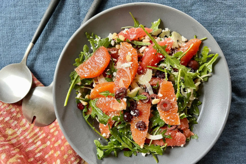 La ensalada de cítricos y aceitunas combina naranja y pomelo con rúcula, hinojo, aceitunas y un toque crujiente de piñones, una propuesta fresca y vibrante perfecta para la temporada de invierno