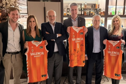 Juan Roig, Xavier García Albiol y otros representantes de Badalona con la camiseta del Valencia Basket