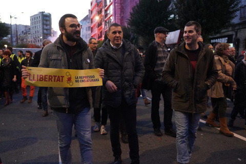 Albert Botran, Arnaldo Otegi, y Arkaitz Rodríguez (Sortu) en la manifestación por los derechos de los presos de ETA en Bilbao a 11 de enero de 2020.