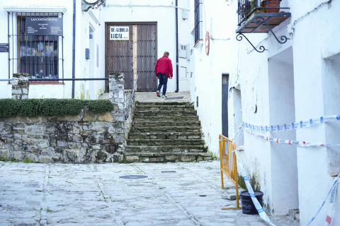 Calle de Grazalema (Cádiz) normalizando su estampa tras haber sido escenario de graves inundaciones por el pasado temporal.