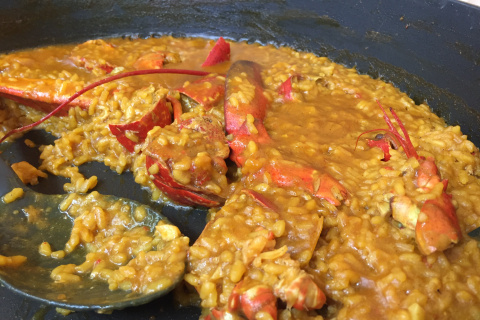 El arroz con bogavante exige fondo potente y punto exacto de cocción: la clave de su éxito internacional.