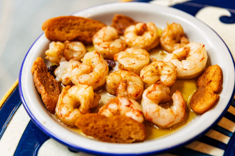 Las gambas al ajillo demuestran que la cocina española convierte la sencillez en excelencia.