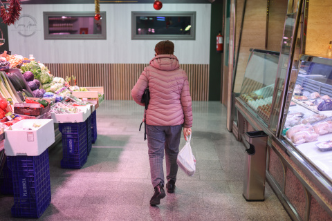 Una mujer realiza sus últimas compras antes de la cena de Nochevieja de 2025.