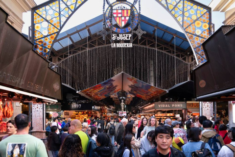 La emblemática fachada modernista del Mercado de la Boquería recibe a miles de visitantes cada día en pleno corazón de Barcelona.