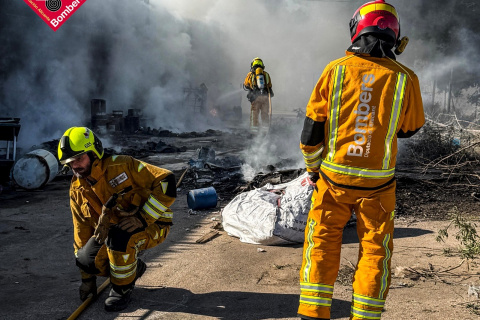 Más dos horas llevo a los bomberos dar por concluída la intervención.