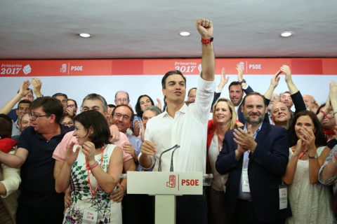 Pedro Sánchez celebra su victoria en las primarias de 2017.