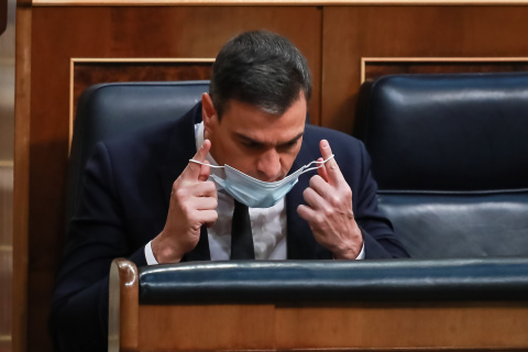 Pedro Sánchez se quita la mascarilla en el Congreso el día 3 de junio de 2020.