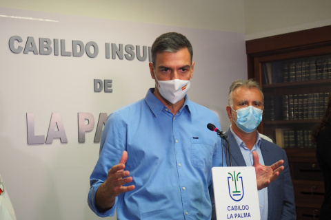 Pedro Sánchez con Ángel Víctor Torres tras la erupción del volcán de La Palma.