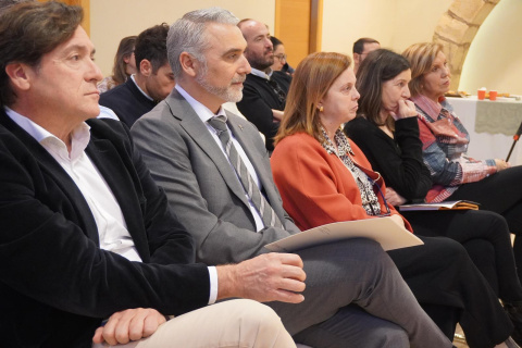 José Antonio Redorat, José Manuel Camarero y Remedios Mazzolari presencian las exposiciones. 