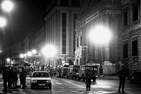 Miembros del Grupo Especial de Operaciones de la Policía Nacional (GEO) vigilan el exterior del Congreso de los Diputado la noche del 23F.