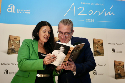 La ganadora de la edición 2025 del Premio Azorín, Rosario Raro, junto al presidente de la Diputación de Alicante, Toni Pérez.