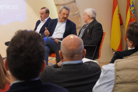 El director territorial de Urbaser, Ignacio Gómez, junto al alcalde de Domeño, Francisco Gómez y al moderador de la mesa redonda, Eugenio Martín.