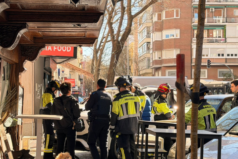 Bomberos y Policía Local en el lugar del siniestro