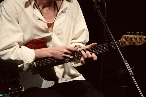 Andrés Koi tocando la guitarra eléctrica en la presentación de 'Sol de iniverno'