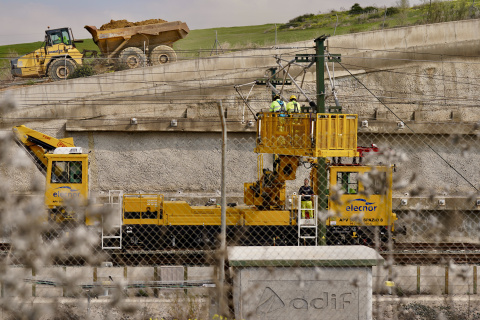 Operarios en las obras en la vía de Alta Velocidad que une Málaga con Madrid tras la caída de un muro de contención en Álora.