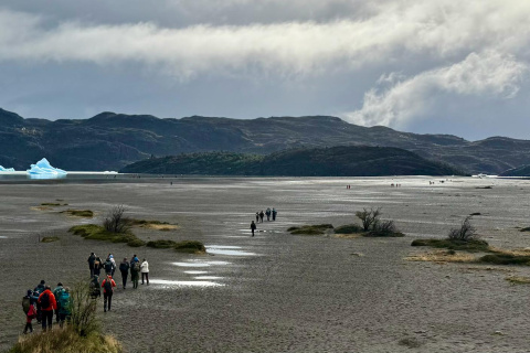 Hacia el catamarán por un terreno casi lunar, rumbo al hielo milenario.