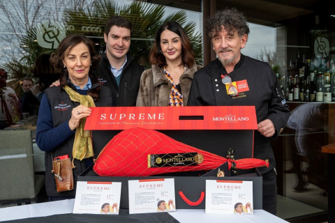 Florencio Sanchidrián, el mejor cortador de jamón de España y por tanto del mundo, acompaña a la familia propietaria en un gesto solidario con los enfermos de ELA.