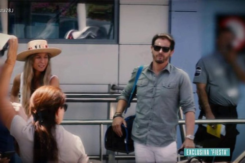 Rivera y su pareja en el aeropuerto de Ibiza.