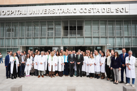 El presidente de la Junta de Andalucía, Juanma Moreno, junto al consejero de Sanidad, Antonio Sanz, y la plantilla del Hospital Costa del Sol de Marbella.