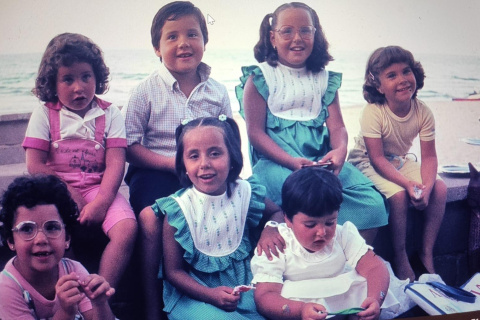 Sonsoles Ónega, abajo en el medio cuando era solo una niña.